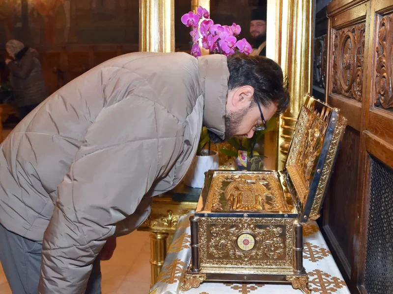 Un fragment din moaștele Sf. Ioan Gură de Aur este aşezat spre cinstire la Catedrala Patriarhală